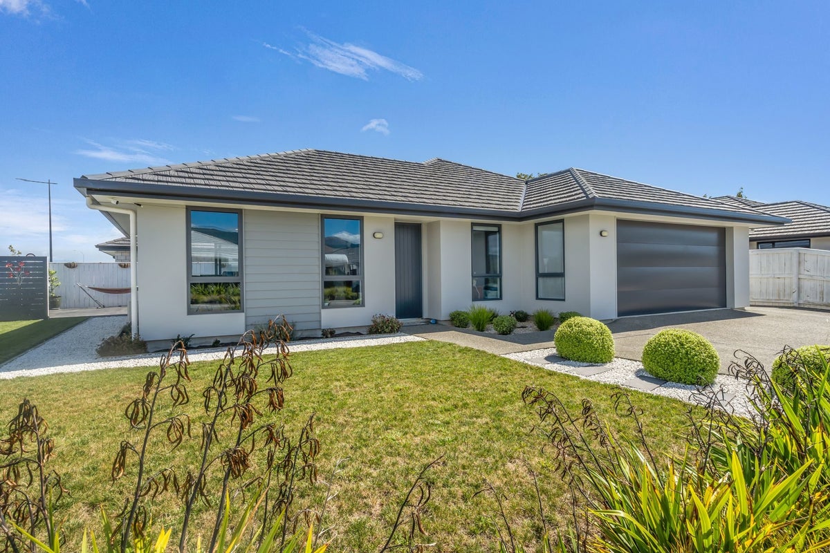 1 Carmine Crescent, Appleby, Richmond - Carousel 2
