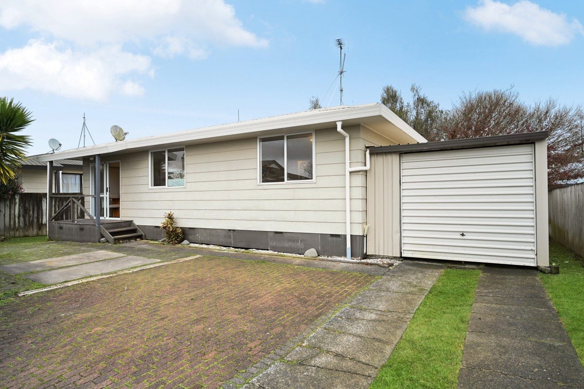 20B Lloyd Drive, Nawton, Hamilton - Carousel 1