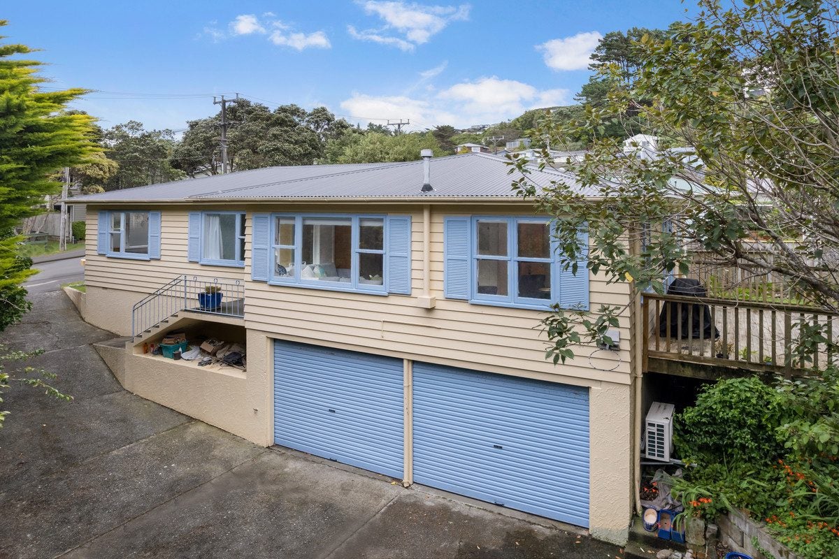 4 Arapiko Street, Johnsonville, Wellington - Carousel 1