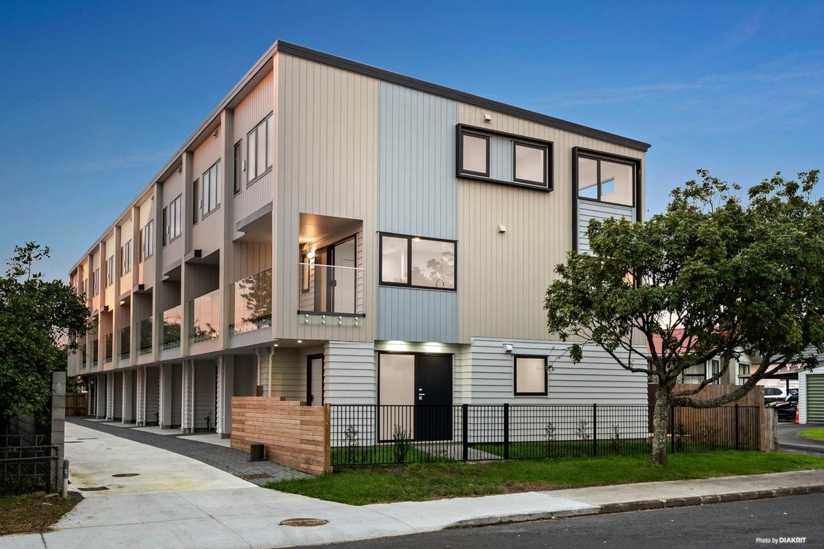 1/11 Hereford Street, Te Atatu Peninsula, Auckland - Carousel 2