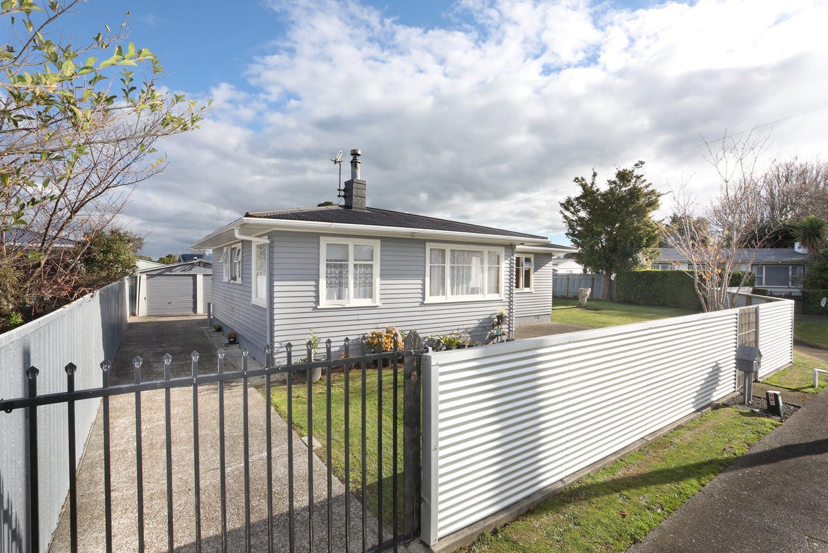 9 Oriana Place, Highbury, Palmerston North - Carousel 1