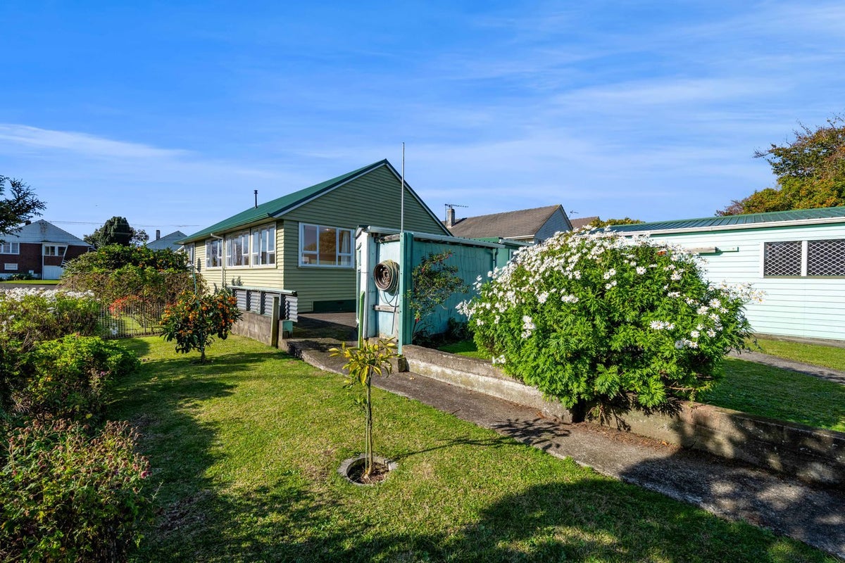 71 Cook Street, Marfell, New Plymouth - Carousel 1