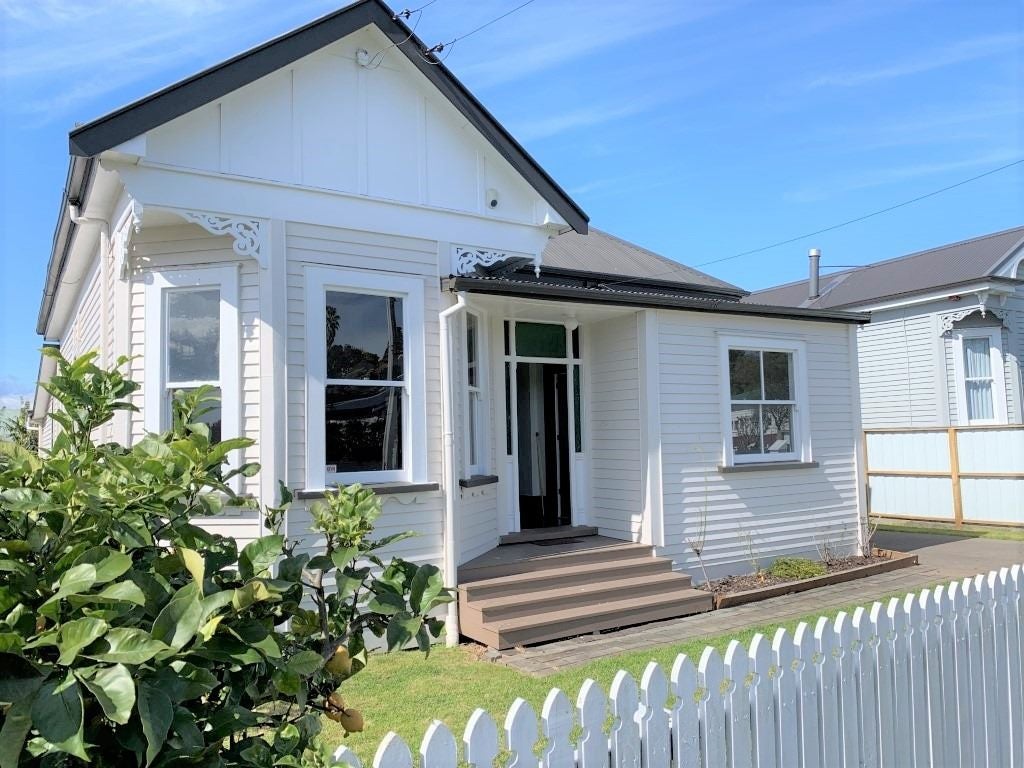 11 Sunnyvale Road, Greenlane, Auckland - Carousel 1