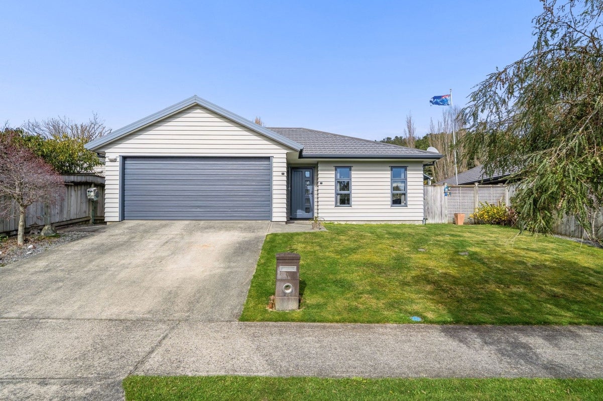 5 Poppy Watts Grove, Stokes Valley, Lower Hutt - Carousel 1