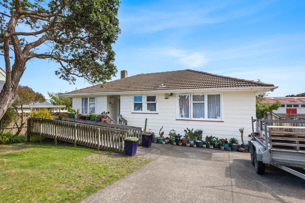 126 Corinna Street, Waitangirua, Porirua - Carousel 1