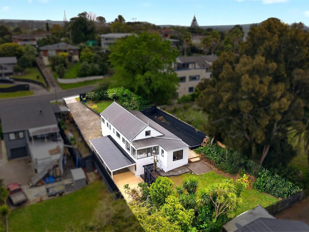 4 Cyclarama Crescent, Massey, Waitakere City, Auckland - Carousel 1
