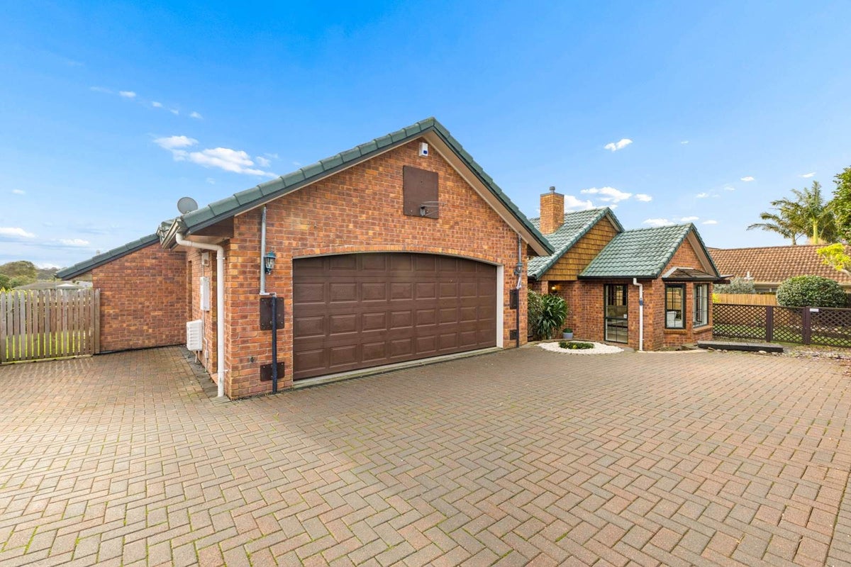 22 Castlehill Court, Wattle Downs, Auckland - Carousel 1