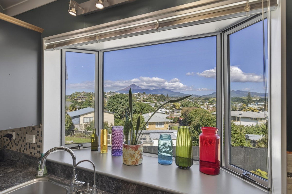 5 Scott Street, Moturoa, New Plymouth - Carousel 2