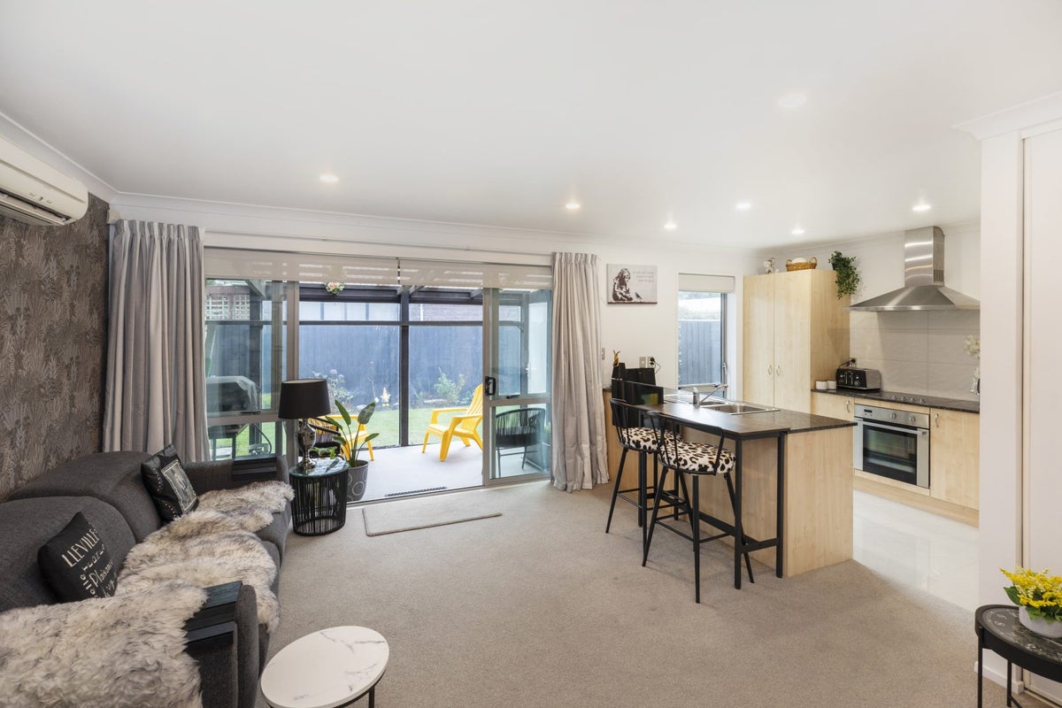 2/335 Main South Road, Hornby, Christchurch - Carousel 1