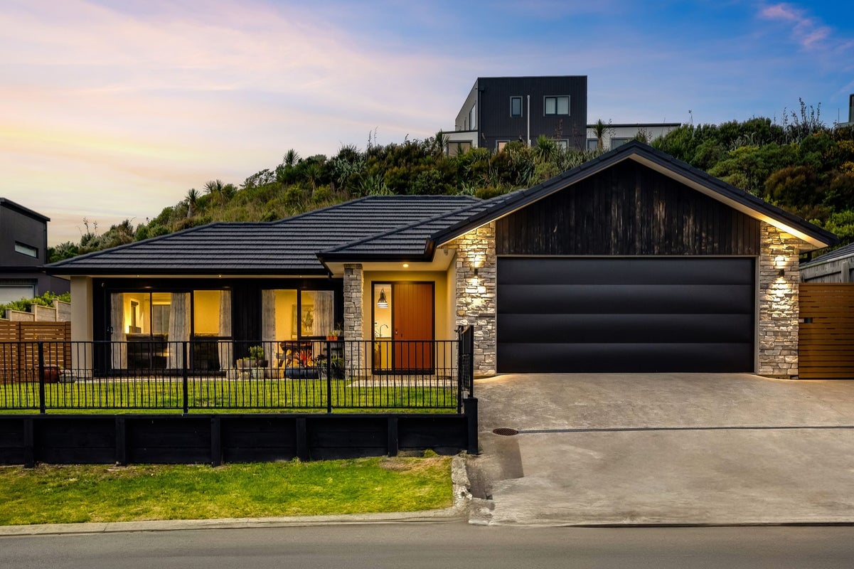 24 Queen Charlotte Drive, Aotea, Porirua - Carousel 1