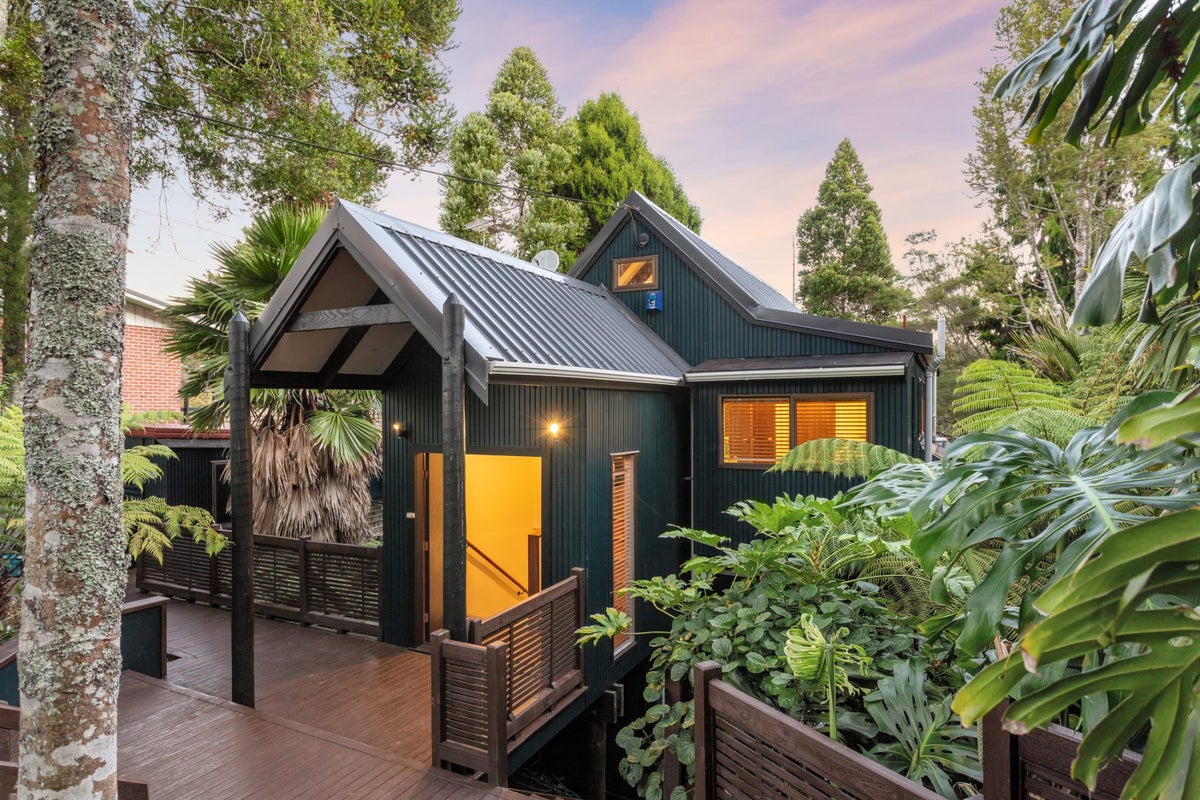 196 Godley Road, Titirangi, Auckland - Carousel 1