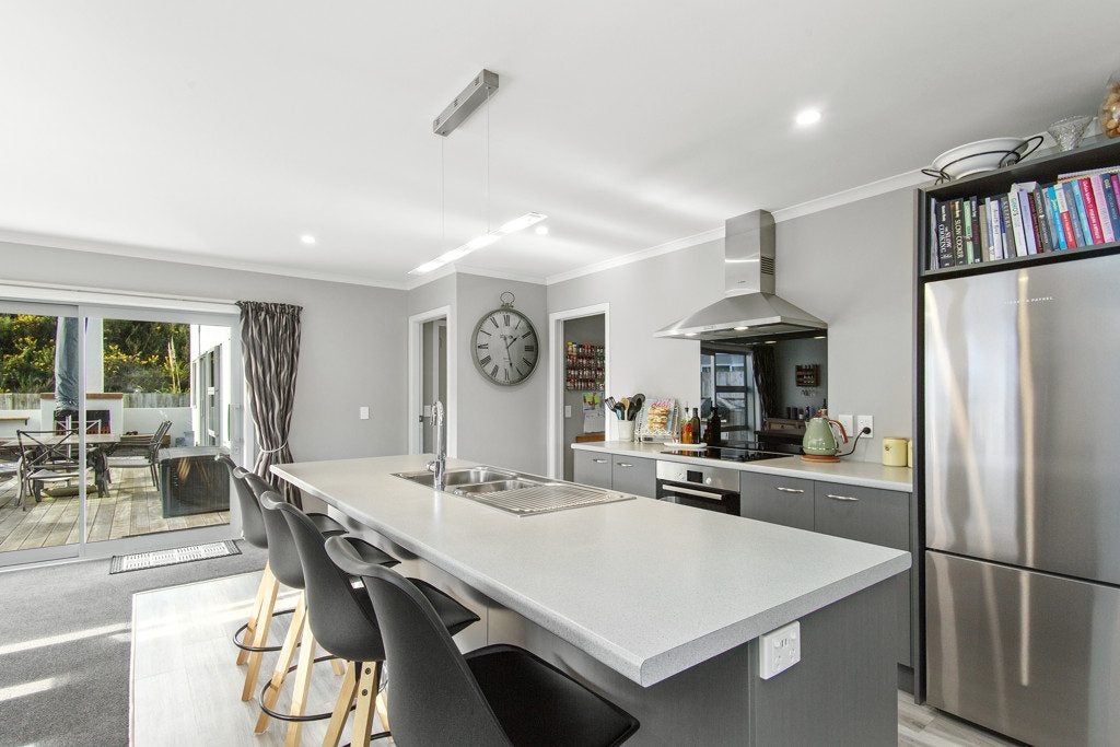 7 Barry Groucott Grove, Wainuiomata, Lower Hutt - Carousel 2