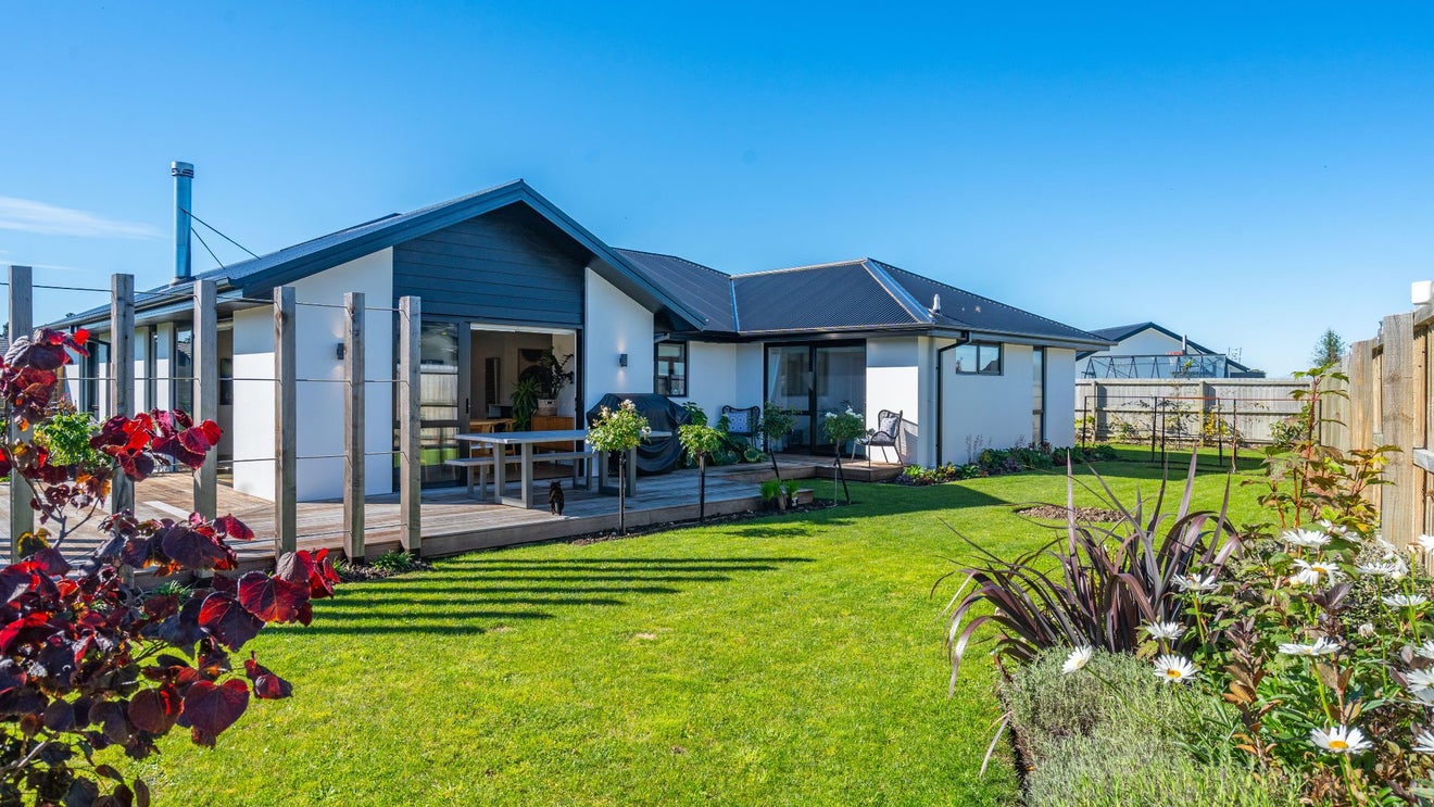 37 Suffolk Drive, Kirwee, Kirwee - Carousel 1