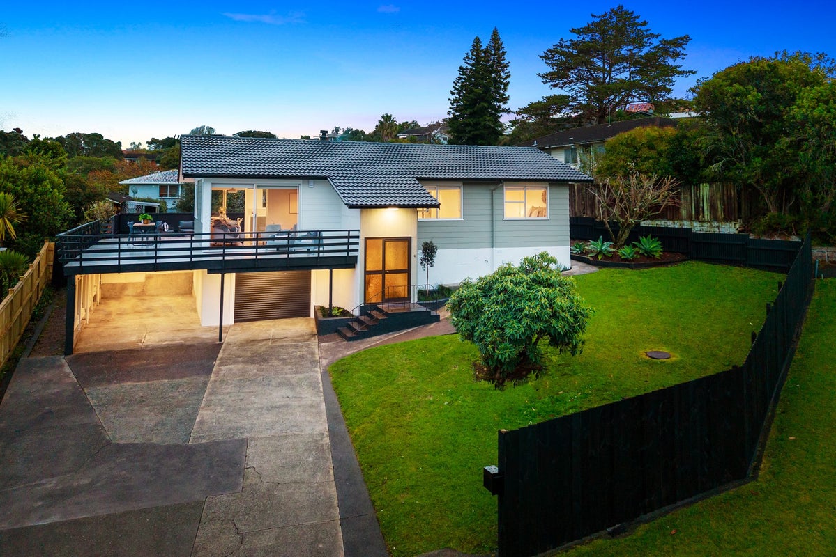 4 Halcombe Place, Green Bay, Auckland - Carousel 1
