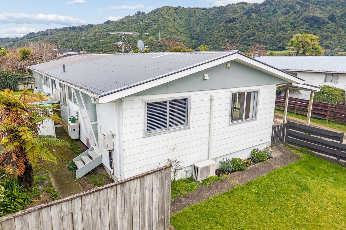 1/3 Omaha Grove, Totara Park, Upper Hutt - Carousel 21