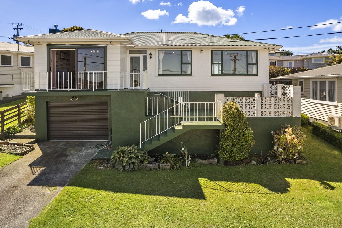 22 Cotswold Crescent, Newlands, Wellington - Carousel 1