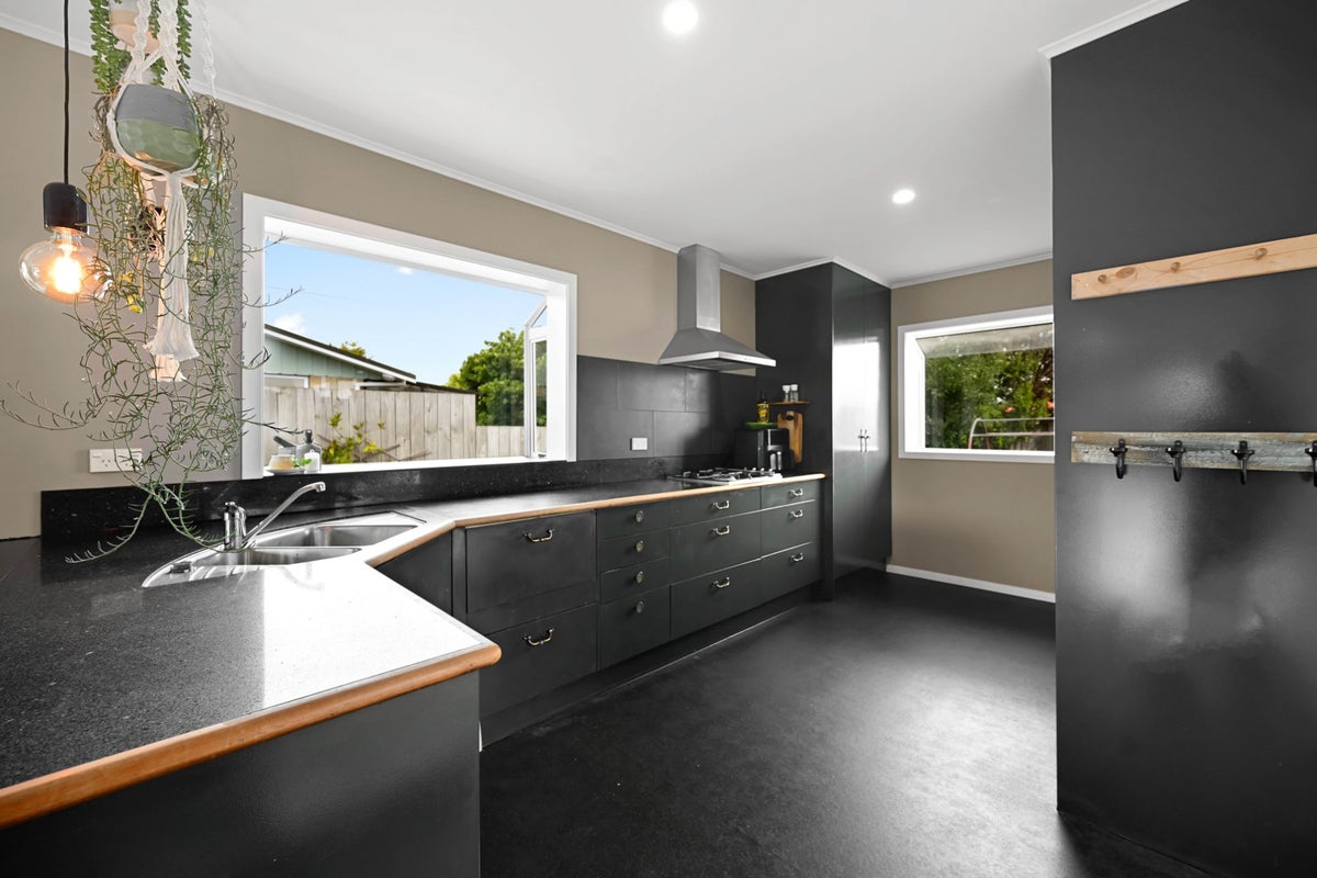 16 Minifie Avenue, Melville, Hamilton - Carousel 2