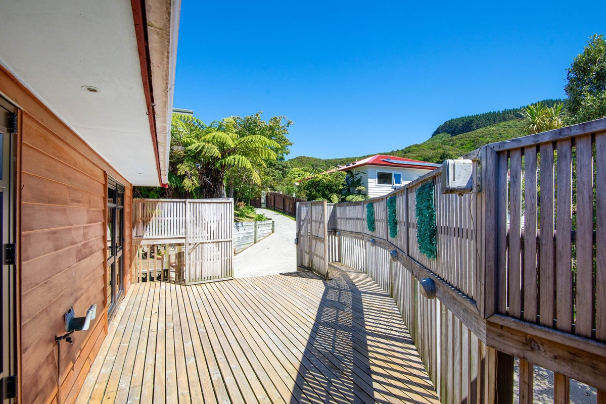 3 Peterhouse Street, Tawa, Wellington - Carousel 32