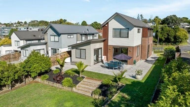 13 Castledine Crescent, Glen Innes, Auckland - Carousel 1