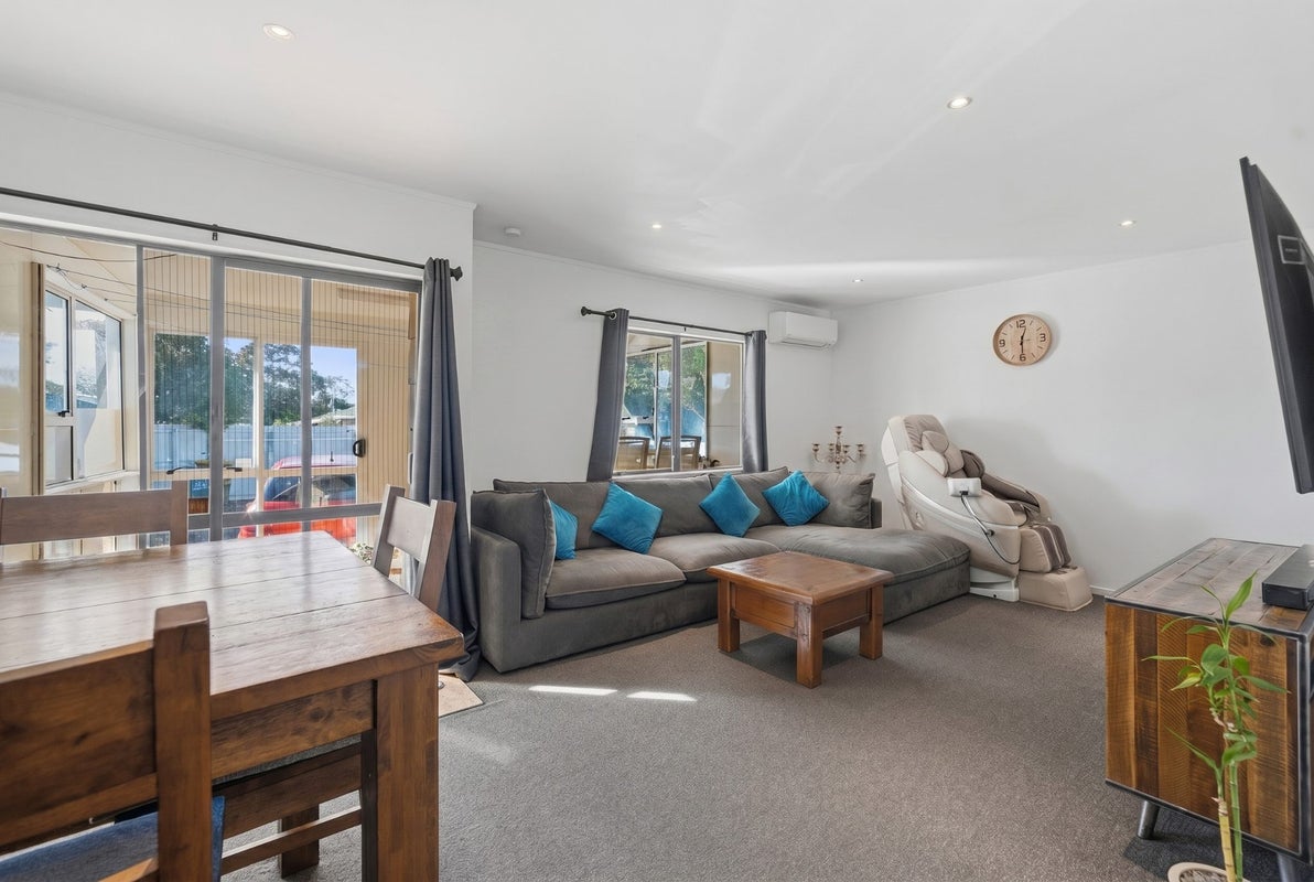 1/32 Maplesden Drive, Clendon Park, Auckland - Carousel 2