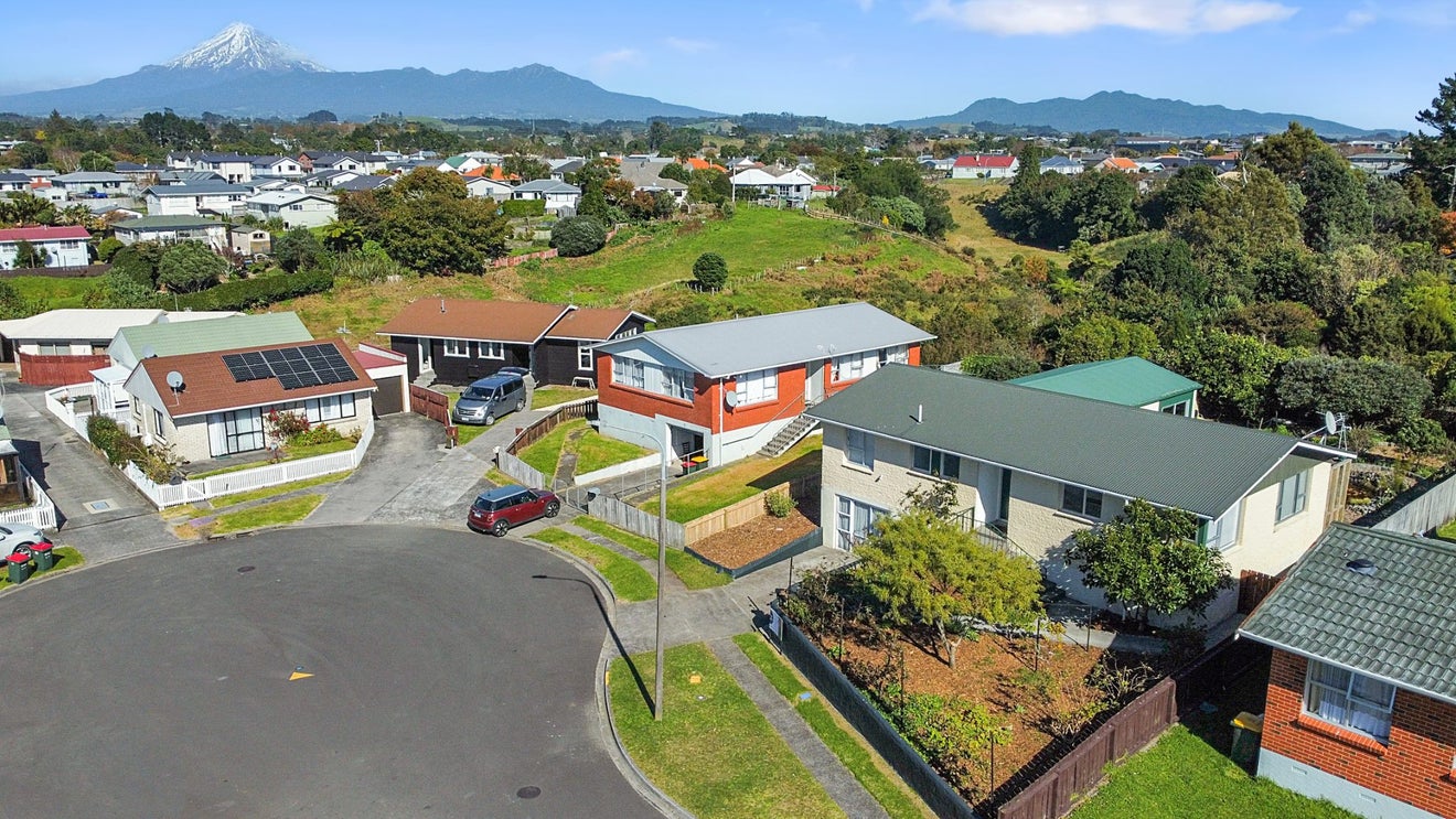 4 Kelvin Place, Westown, New Plymouth - Carousel 26