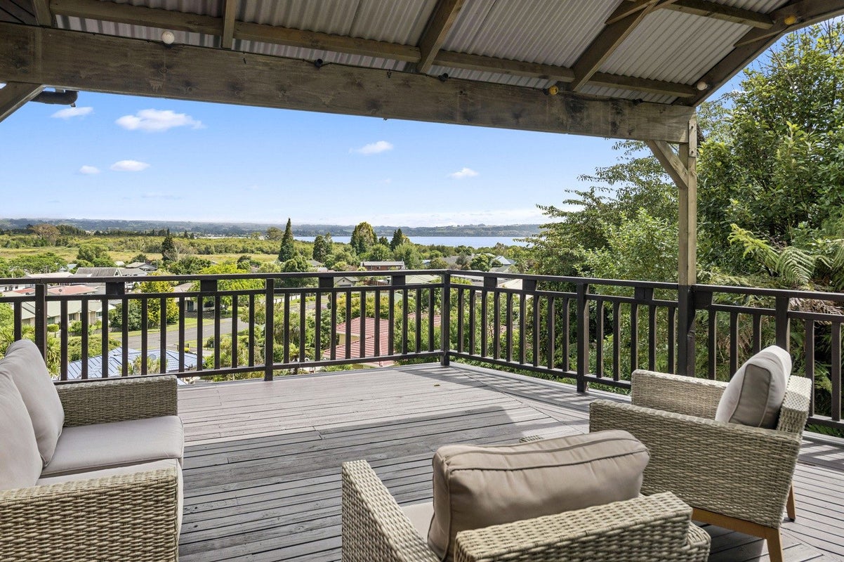 11 Rika Place, Kawaha Point, Rotorua - Carousel 2