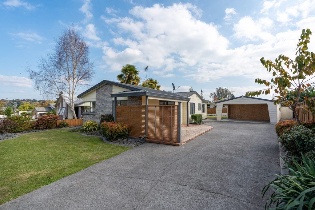 90 Dixon Road, Glenview, Hamilton - Carousel 1