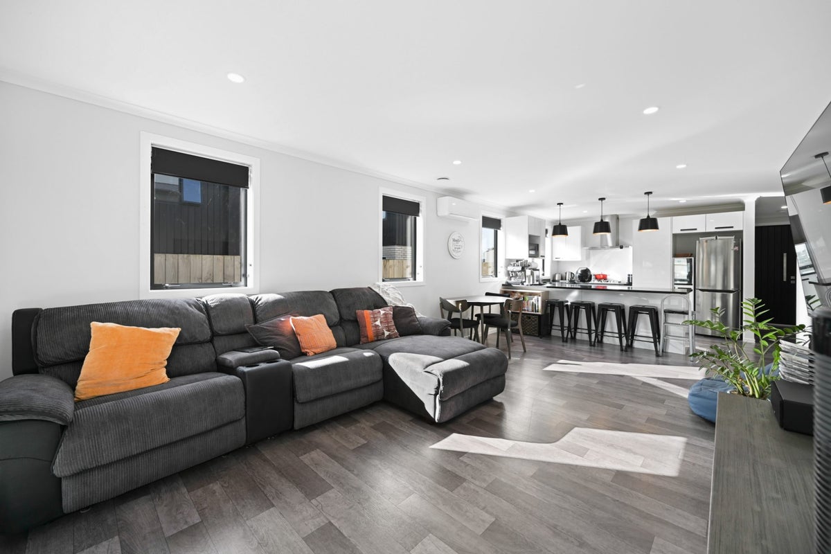 2/63 Cabourne Drive, Glenview, Hamilton - Carousel 1