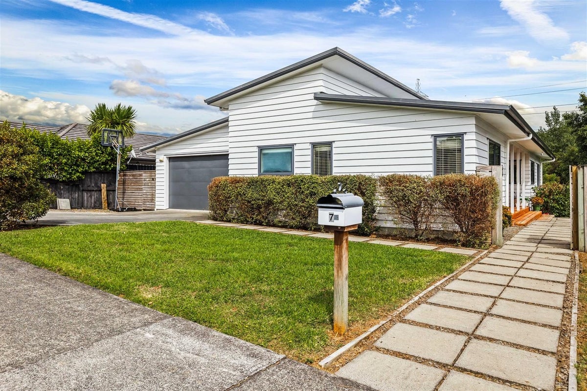 7 Wautaiti Drive, Riverhead, Riverhead - Carousel 1
