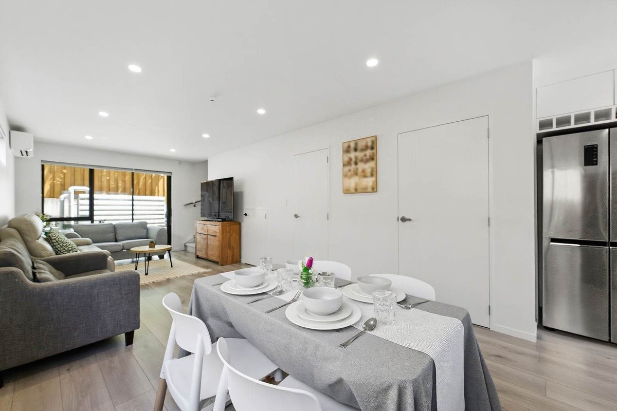 7/67 Royal View Road, Te Atatu South, Auckland - Carousel 1