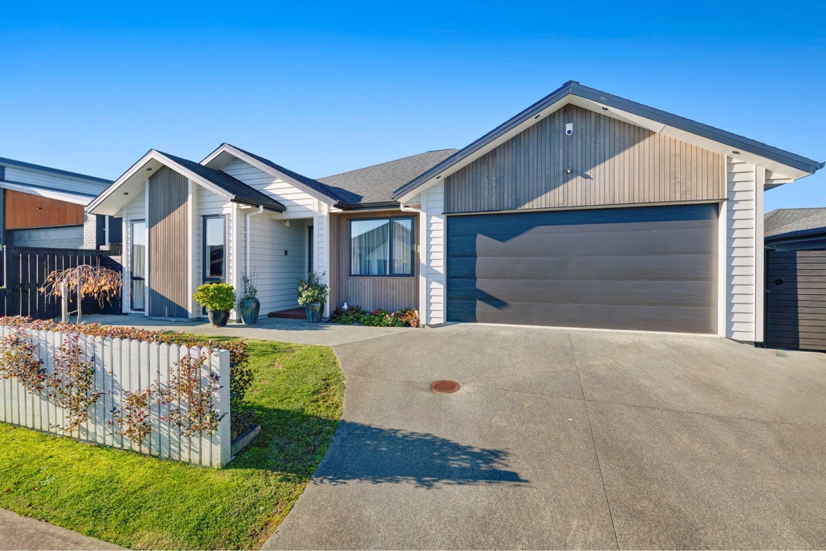 4 Spark Road, Wainui, Wainui - Carousel 1