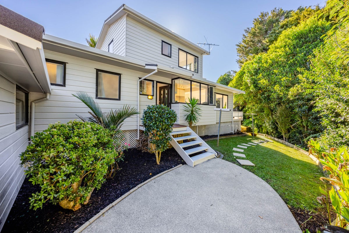 99A Redoubt Road, Goodwood Heights, Auckland - Carousel 1