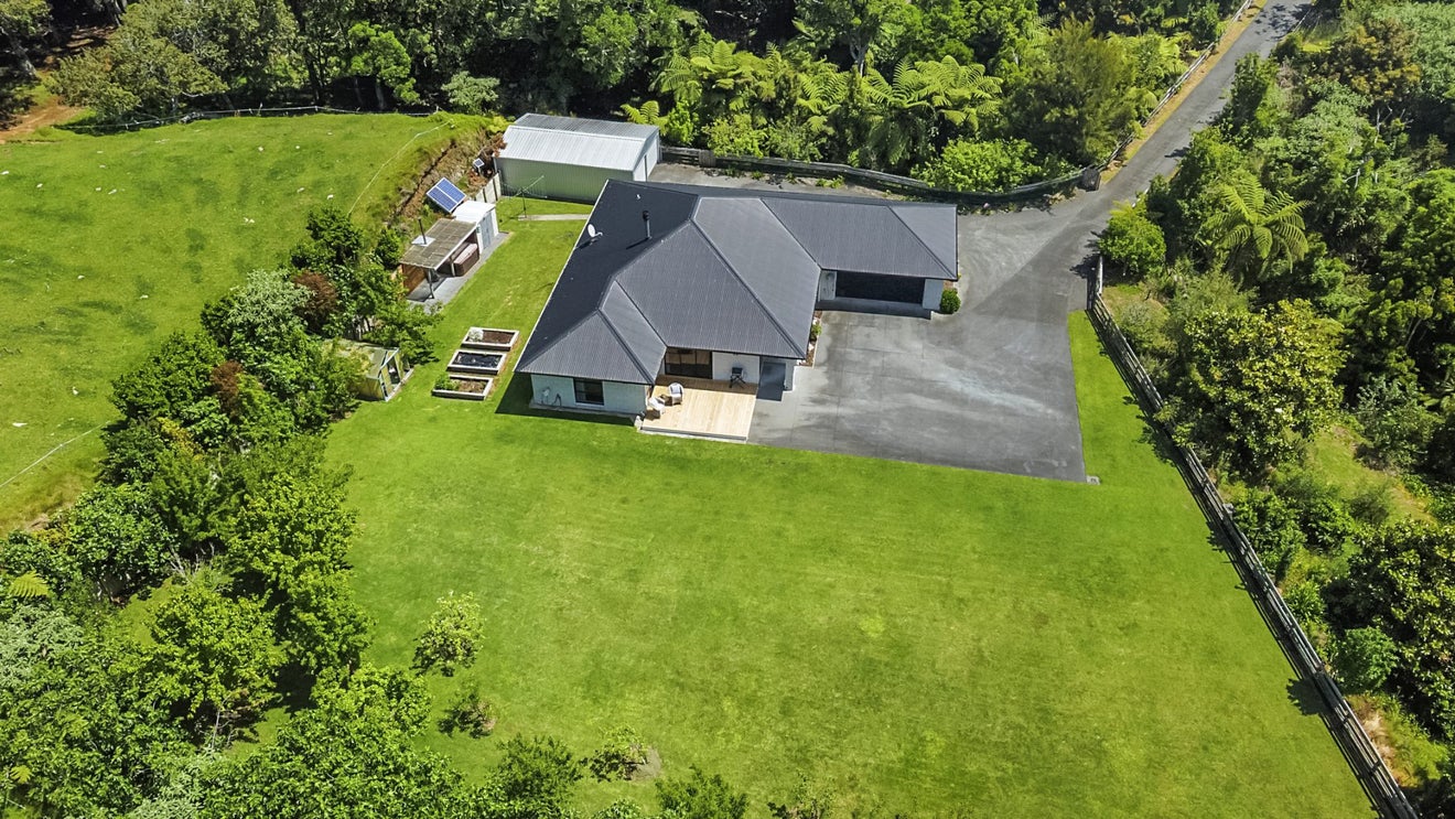 4 Dunbar Place, Highlands Park, New Plymouth - Carousel 1
