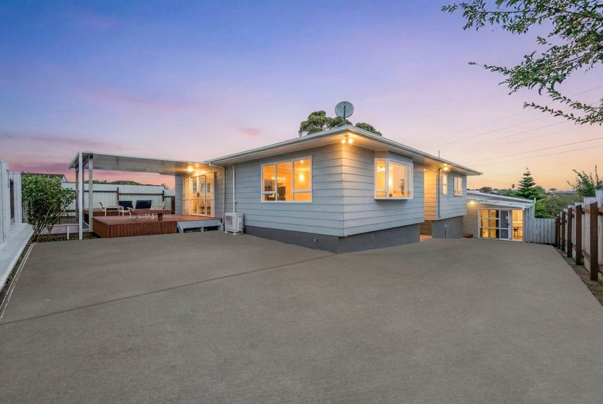 11 Caserta Place, Clover Park, Auckland - Carousel 1