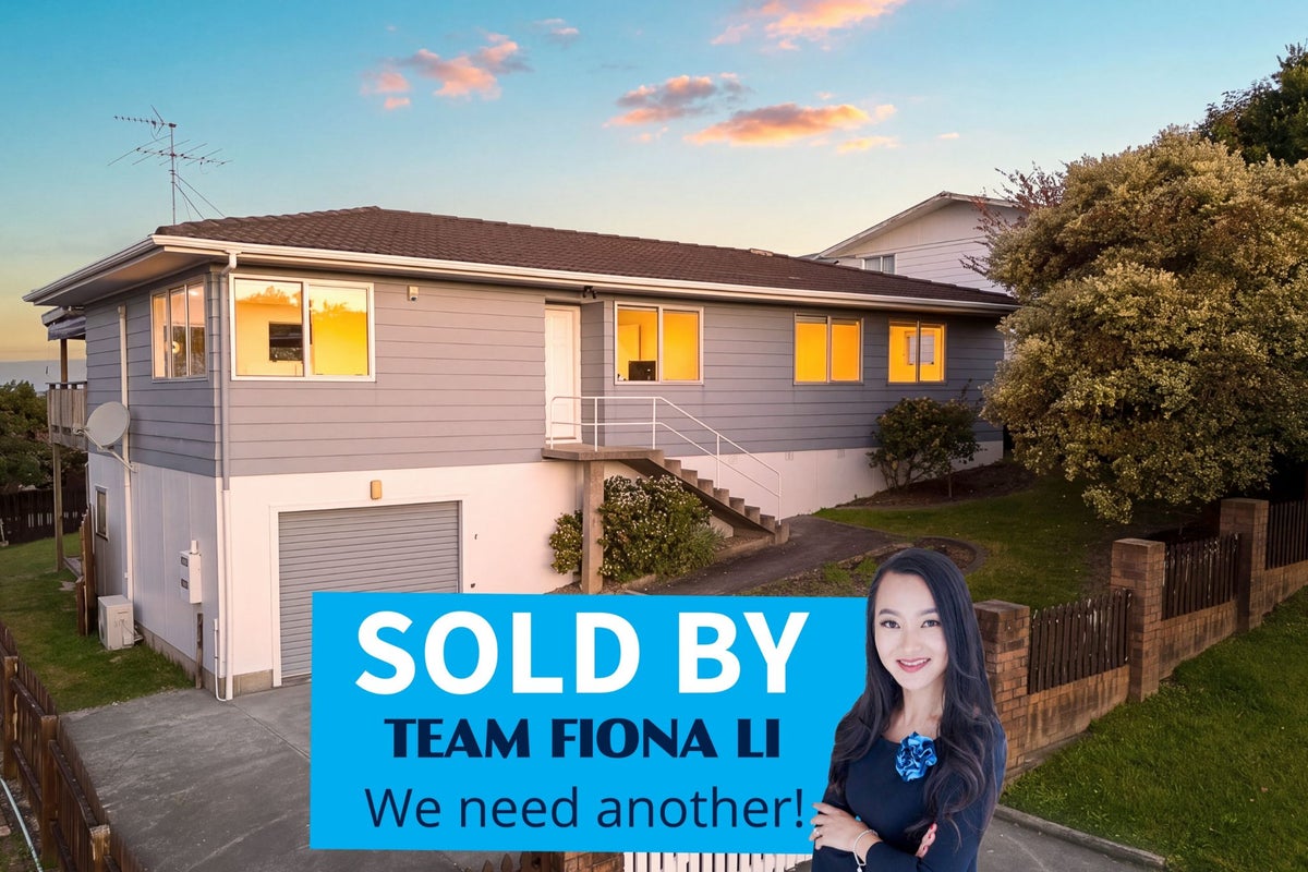 12 Raelene Place, Massey, Auckland - Carousel 1