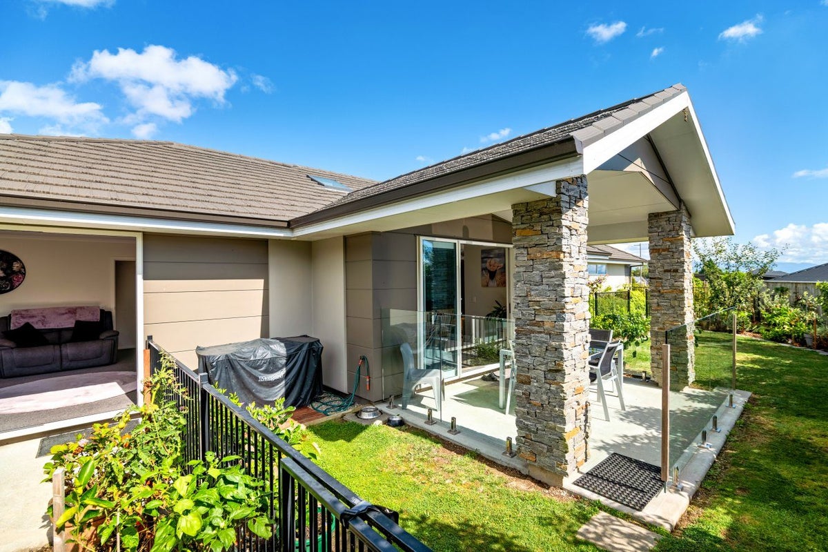 17 Sabine Drive, Richmond - Carousel 1