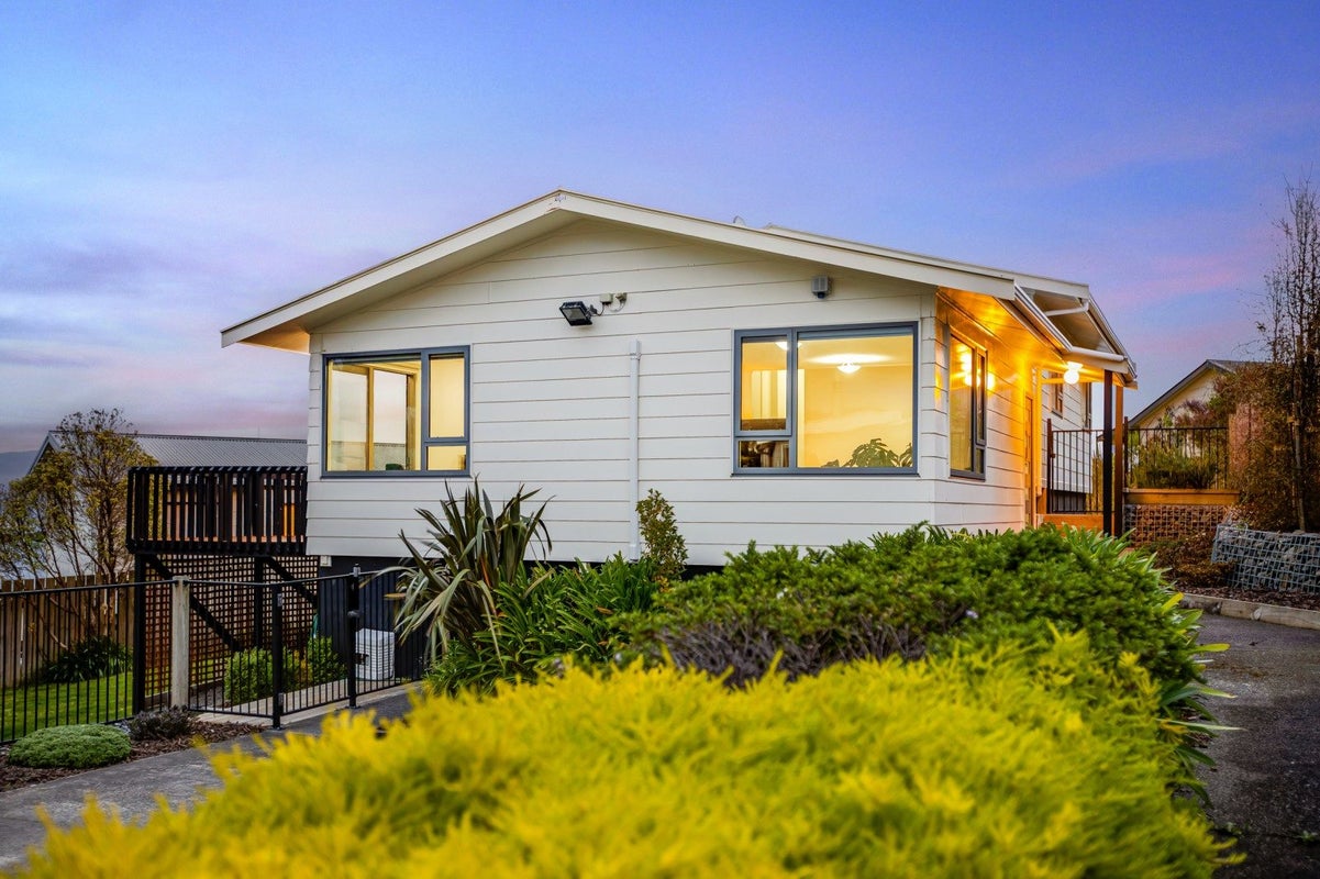 4 Staysail Place, Whitby, Porirua - Carousel 1