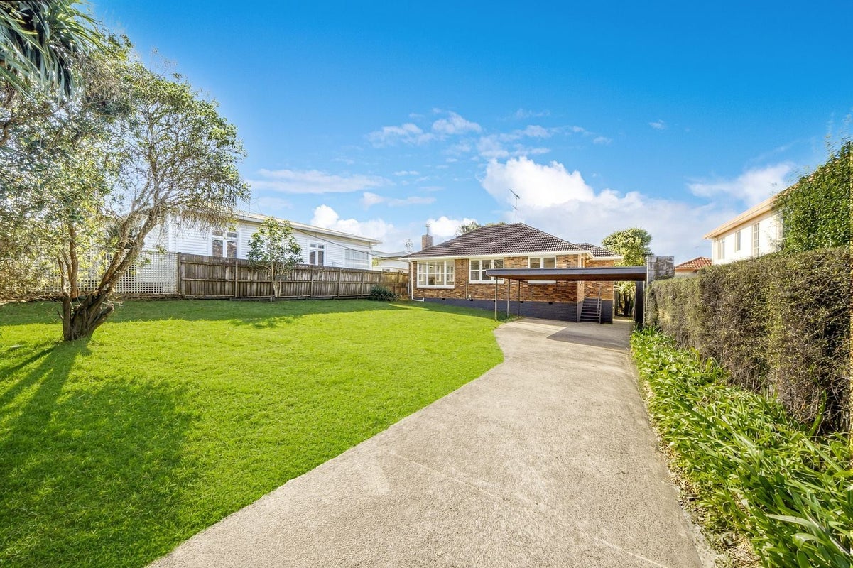 194 Chivalry Road, Glenfield, Auckland - Carousel 1