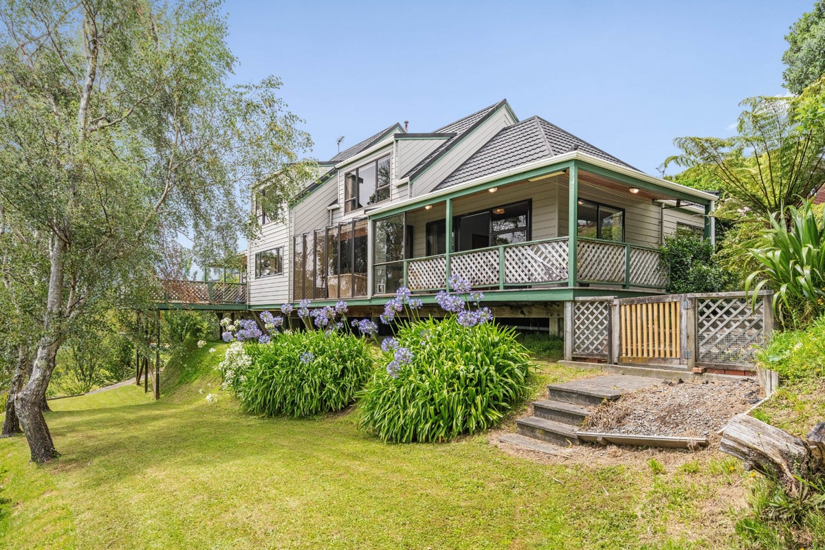 10 Plantagenet Grove, Kingsley Heights, Upper Hutt - Carousel 1