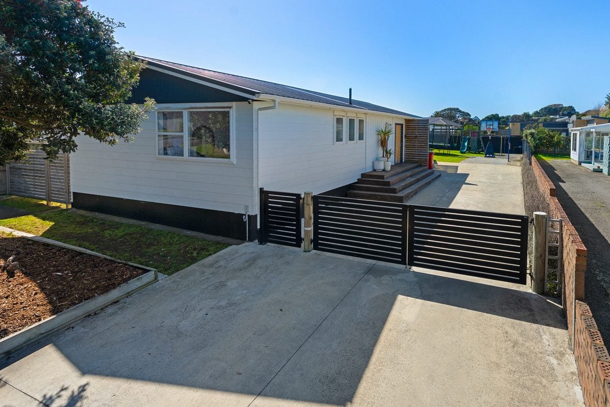 4 Robert Mckeen Street, Otaki Beach, Otaki - Carousel 1