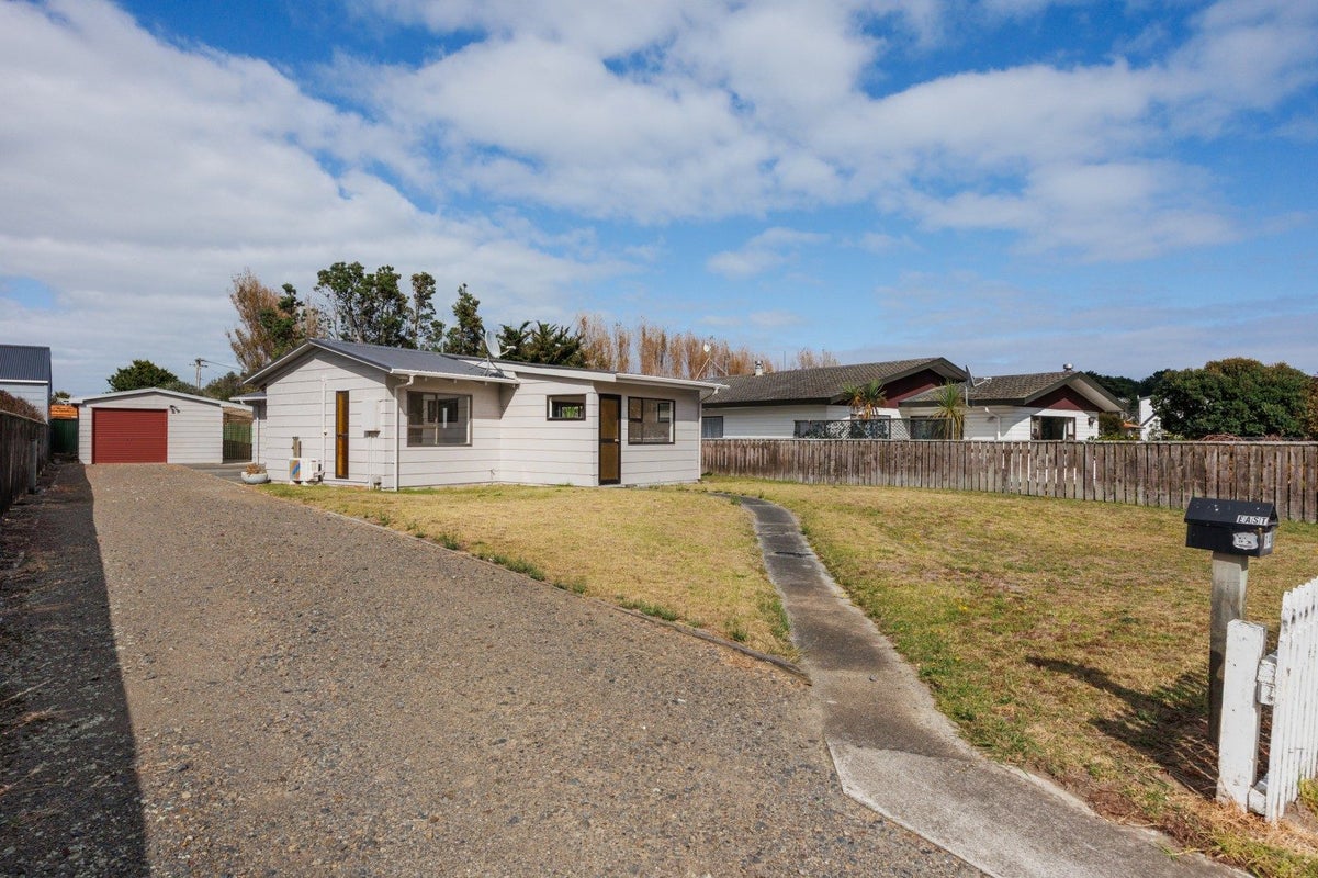 14 Cousins Avenue West, Foxton Beach, Foxton - Carousel 1
