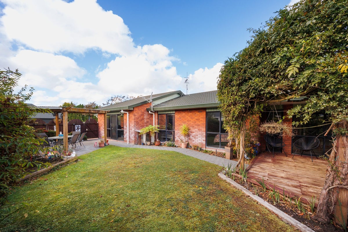 61 Clarke Avenue, Highbury, Palmerston North - Carousel 16