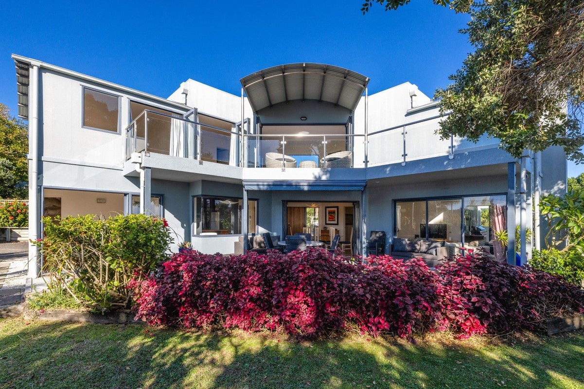 3 Tawa Street, Oneroa, Waiheke Island - Carousel 1