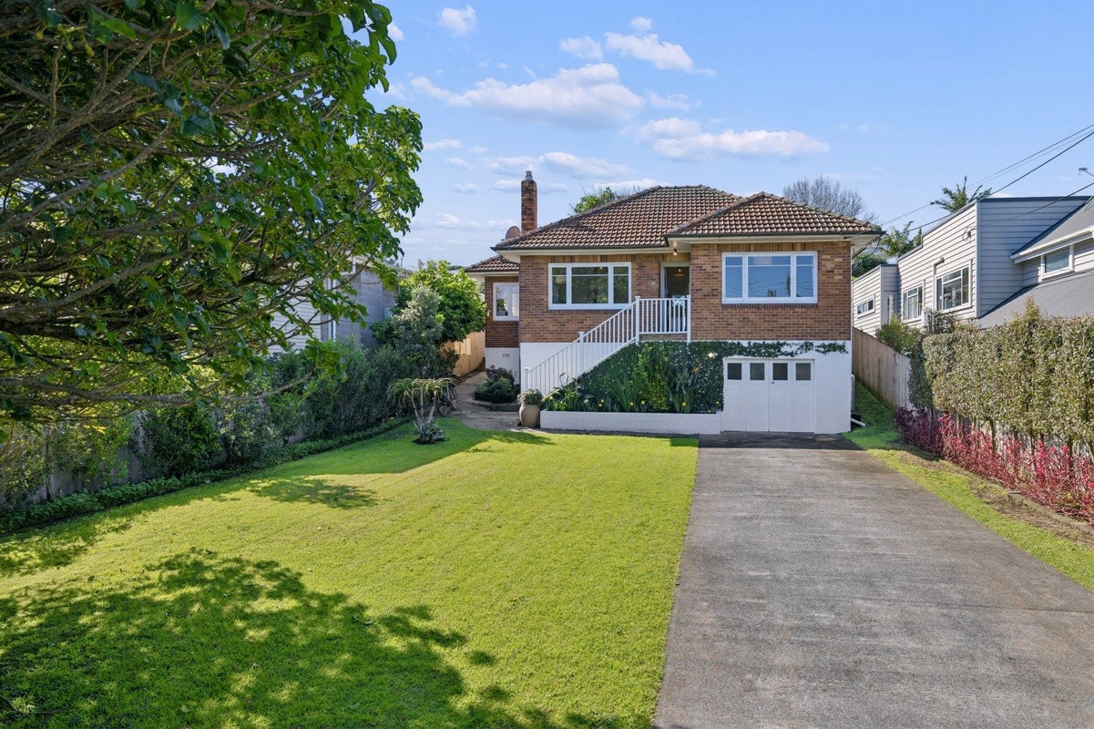 12 Wairoa Road, Narrow Neck, Auckland - Carousel 1