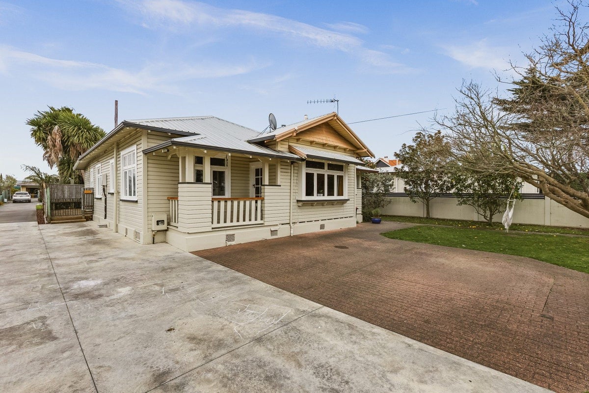 131 Frederick Street East, Mayfair, Hastings - Carousel 1