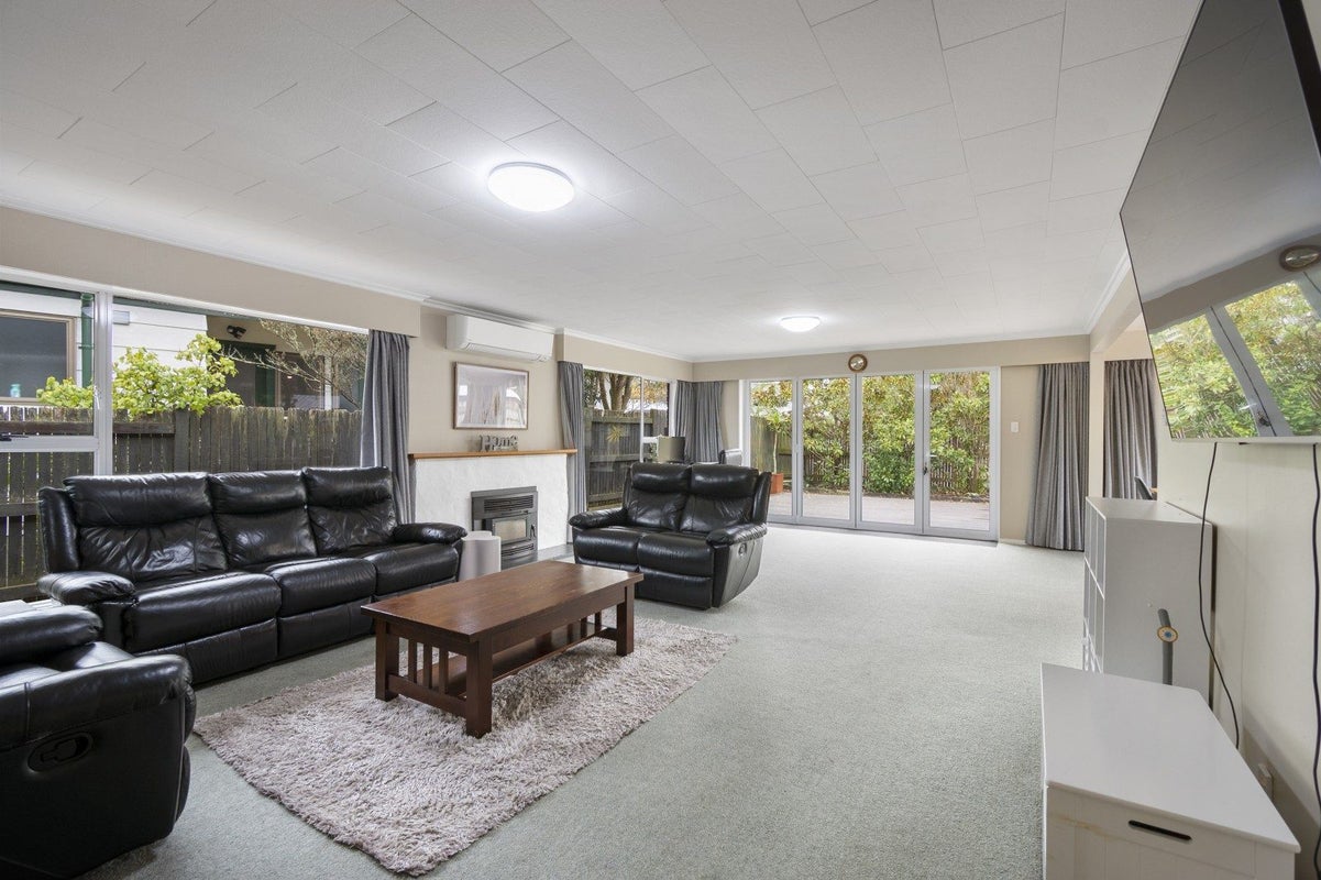 7 Guernsey Place, Fitzherbert, Palmerston North - Carousel 2