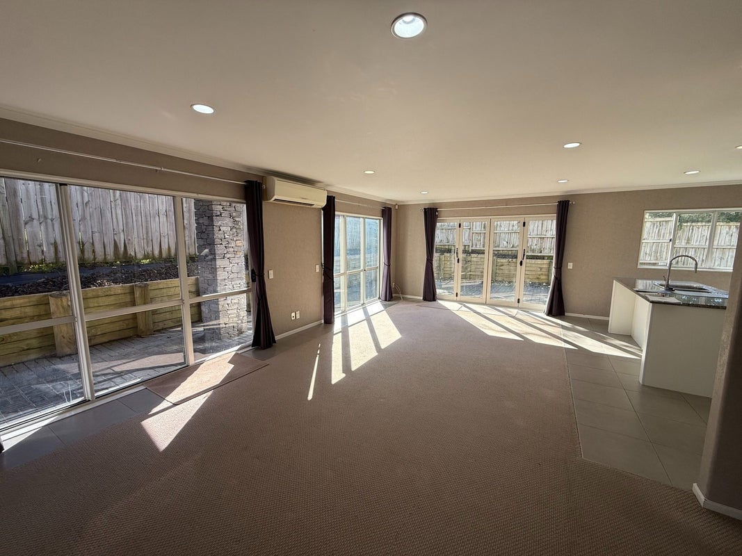 44 Seresin Crescent, Flat Bush, Auckland - Carousel 2