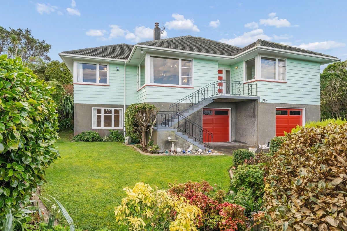 5 Vista Grove, Kelson, Lower Hutt - Carousel 1