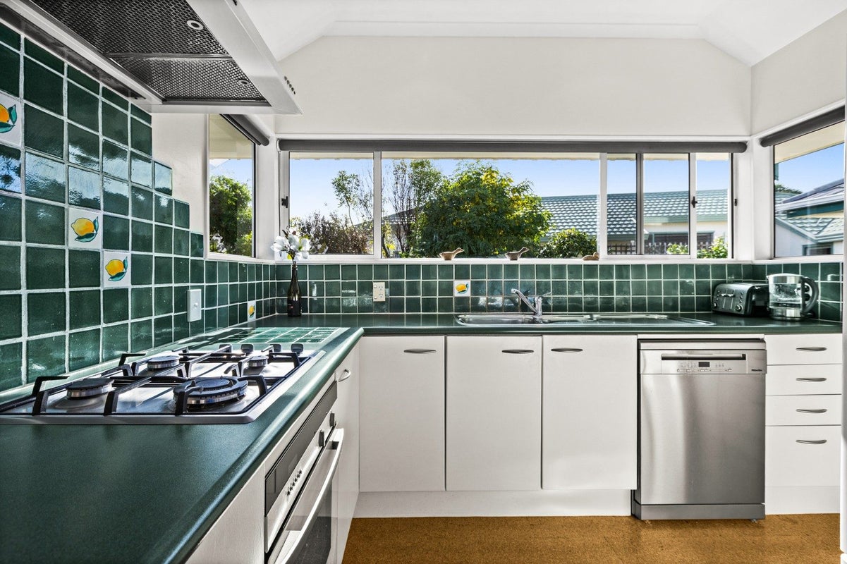9 Gresham Place, Taradale, Napier - Carousel 2