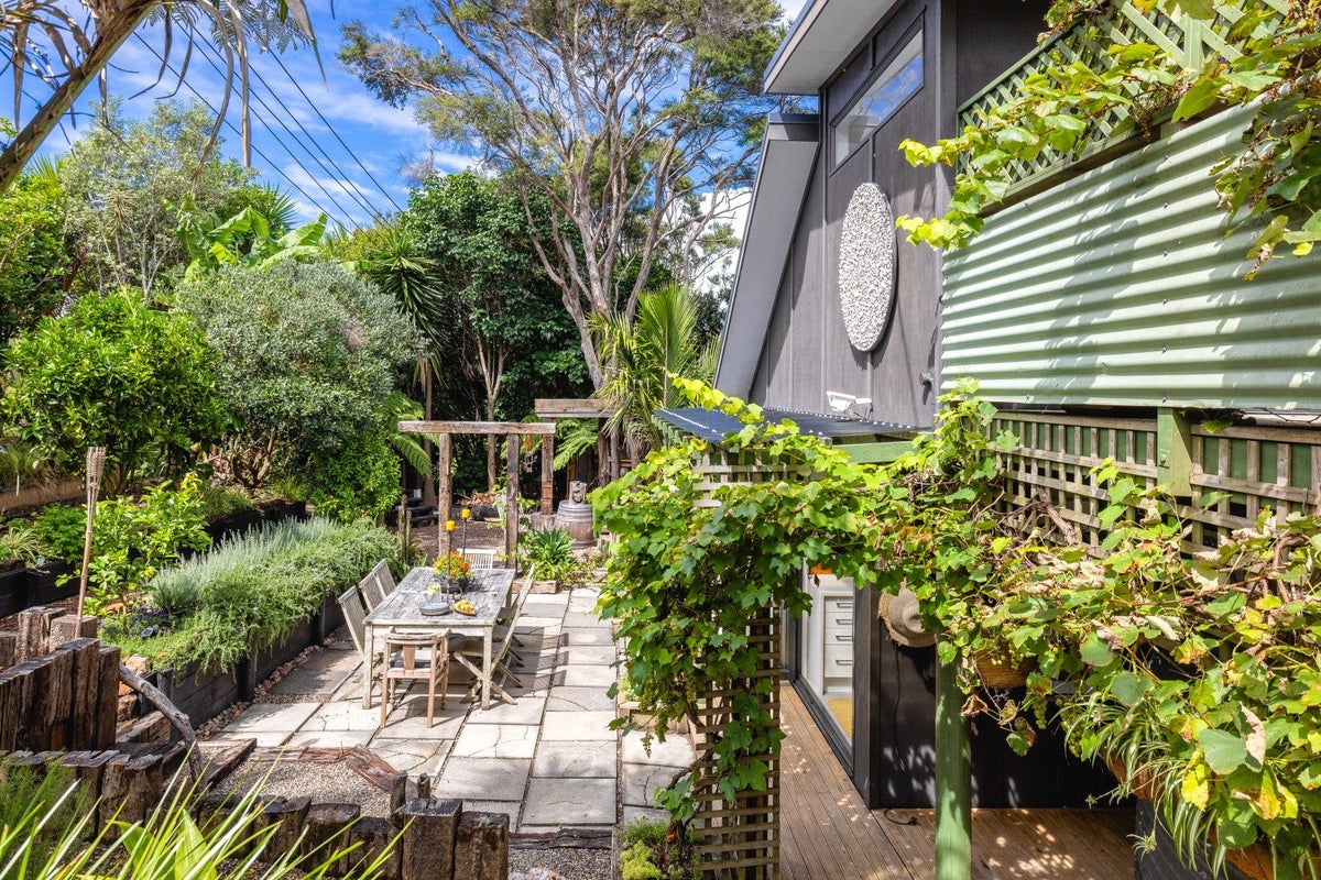 33 Beatty Parade, Surfdale, Waiheke Island - Carousel 2